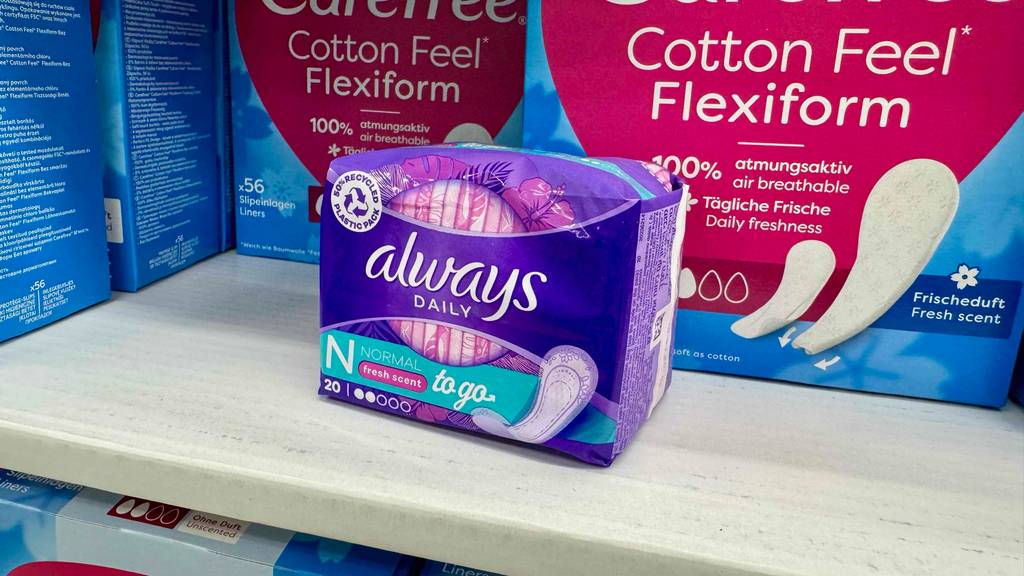 Getestet: Always-Slipeinlagen in einer violetten 20-Stück-Verpackung stehen auf einem Verkaufsregal vor weiteren Sliepeinlagen.