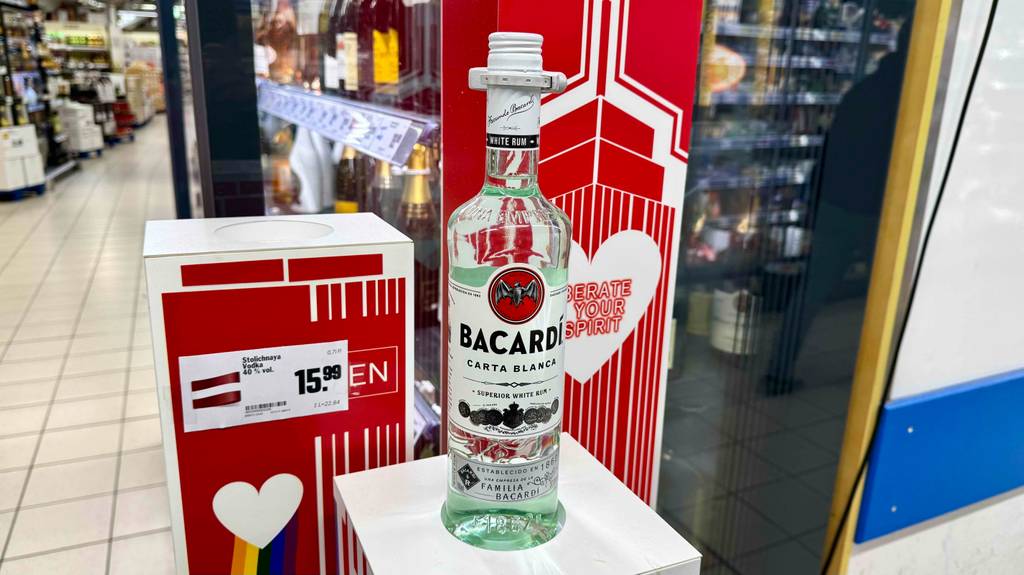 Eine Flasche mit getestetem Bacardí steht auf einem Ausstellungspodest im Supermarkt.
