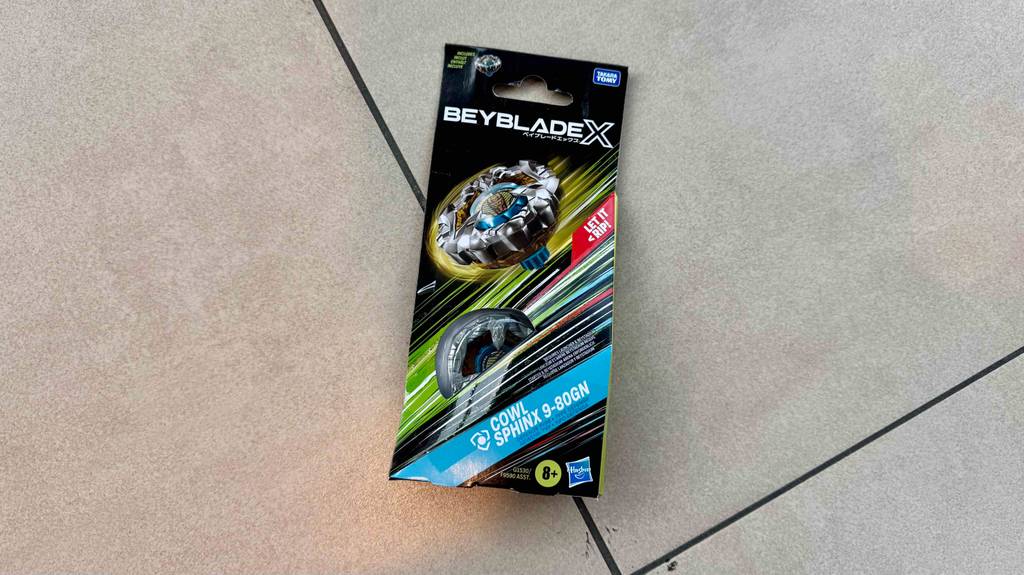Detailansicht eines getesteten Beyblade-Spielzeugs in seiner Originalverpackung.