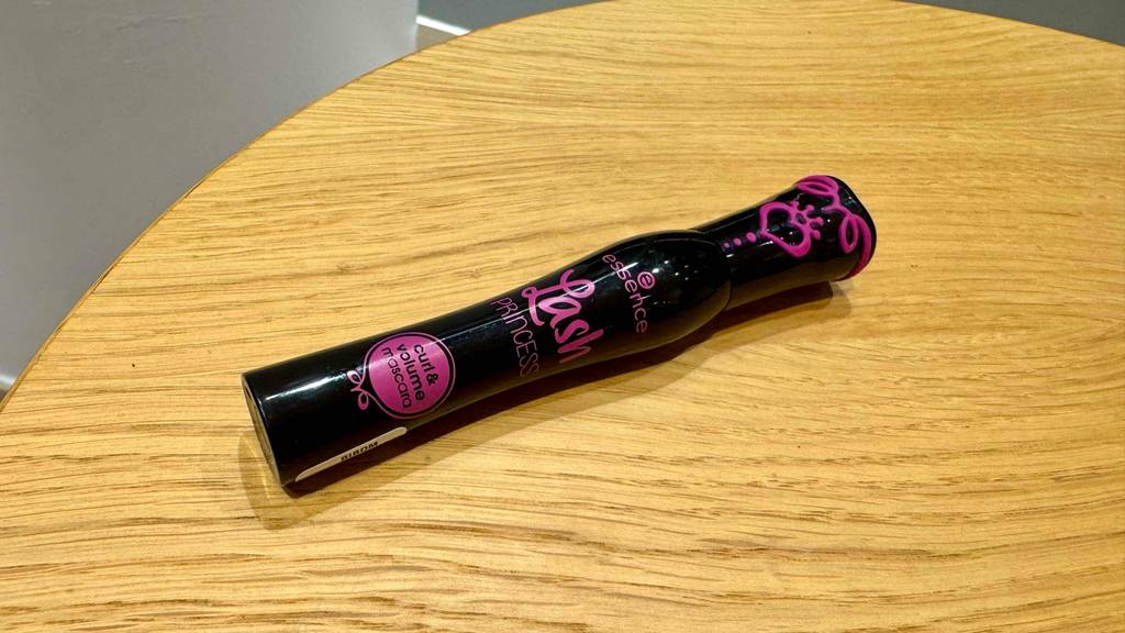 Im Test: Essence-Mascara liegt auf einer Holzoberfläche.