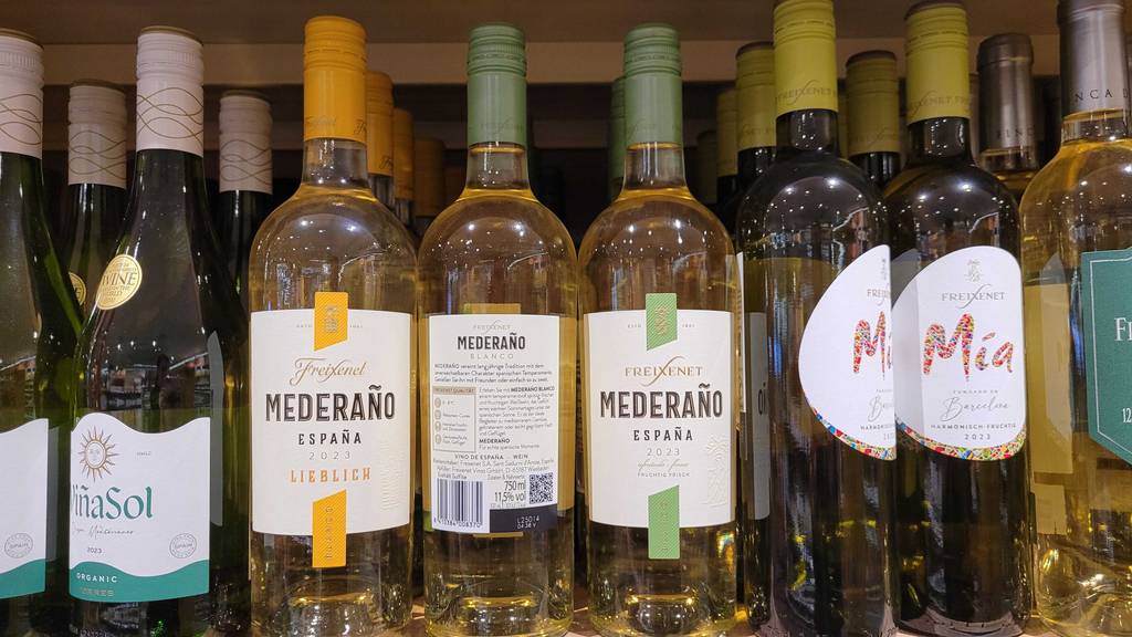 Mehrere Freixenet-Weinflaschen im Test stehen auf einem Weinregal..