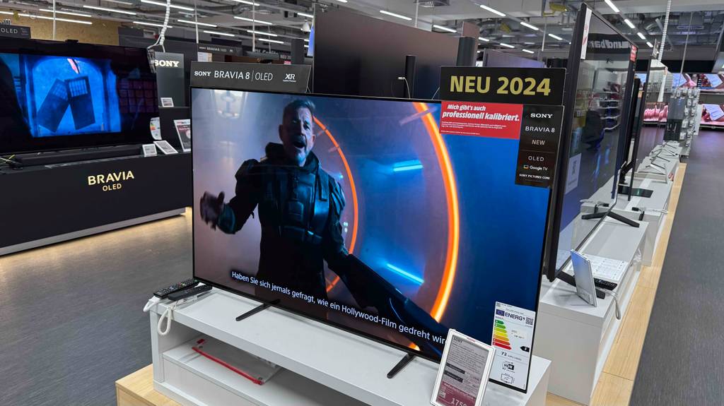 Im Test: Ein Sony-Fernseher mit 55 Zoll Diagonale steht ausgestellt und eingeschaltet in einem Elektrofachmarkt.