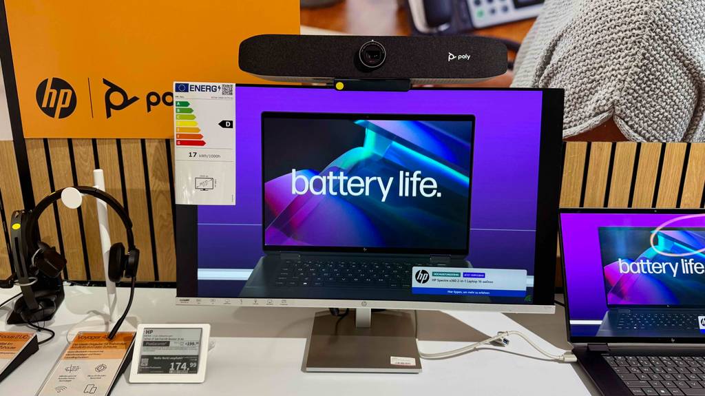 HP-Monitor-27-Zoll im Test: Ein eingeschalteter Bildschirm eines Monitors, der auf einem Ausstellungsregal steht.