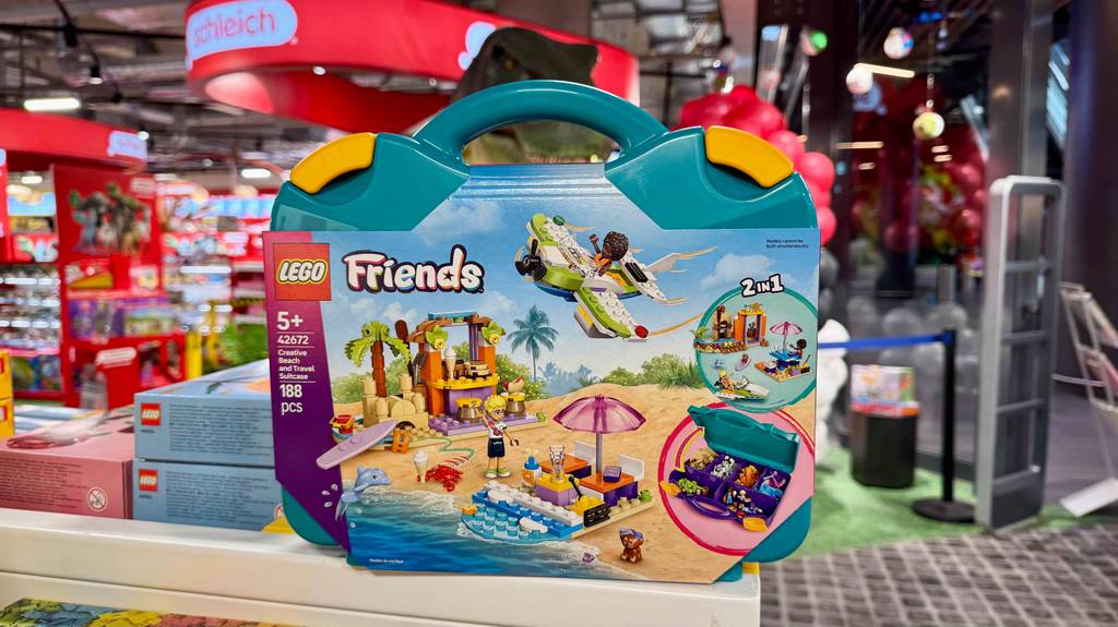 Lego-Friends-Test: Klemmbausteine von LEGO befinden sich in ihrem Koffer auf einemVerkaufsregal.