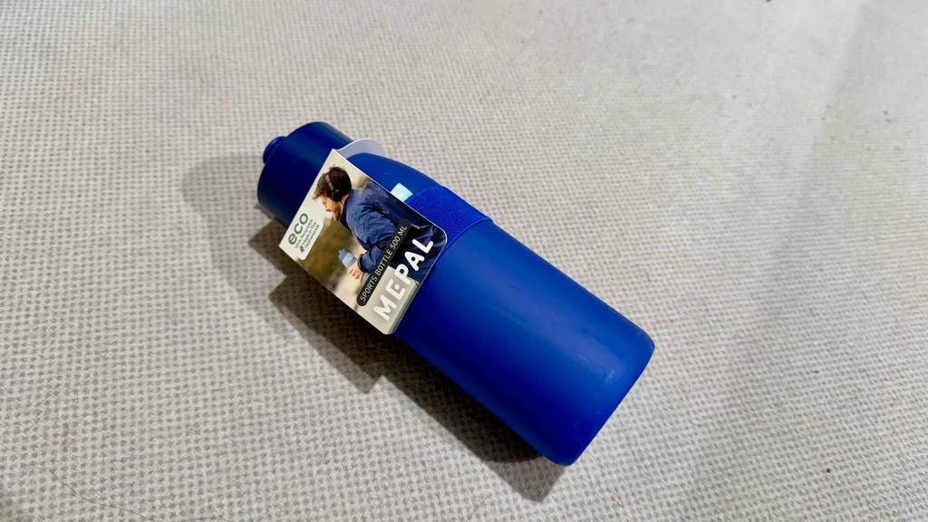 Mepal-Trinkflaschen im Test: Ein blaues Modell liegt auf dem Boden.