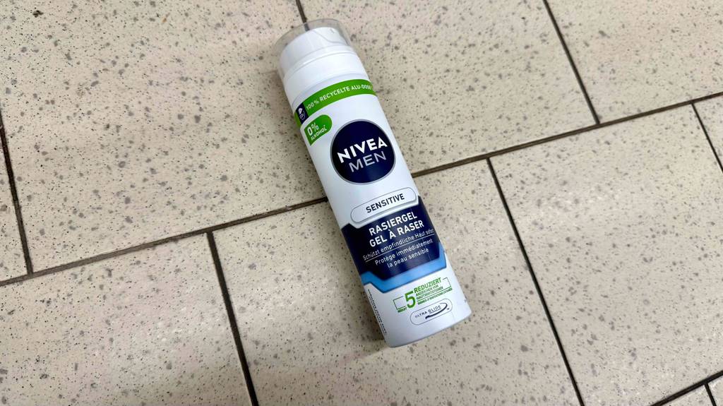 In einer recycelten Dose befindet sich der Nivea-Rasierschaum im Test auf einem Fliesenbelag.