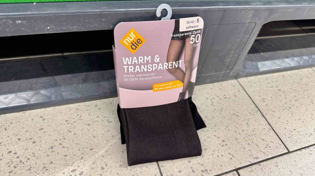 Getestet: Eine Nur-Die-Strumpfhose in Schwarz lehnt an einem grauen Hintergrund.