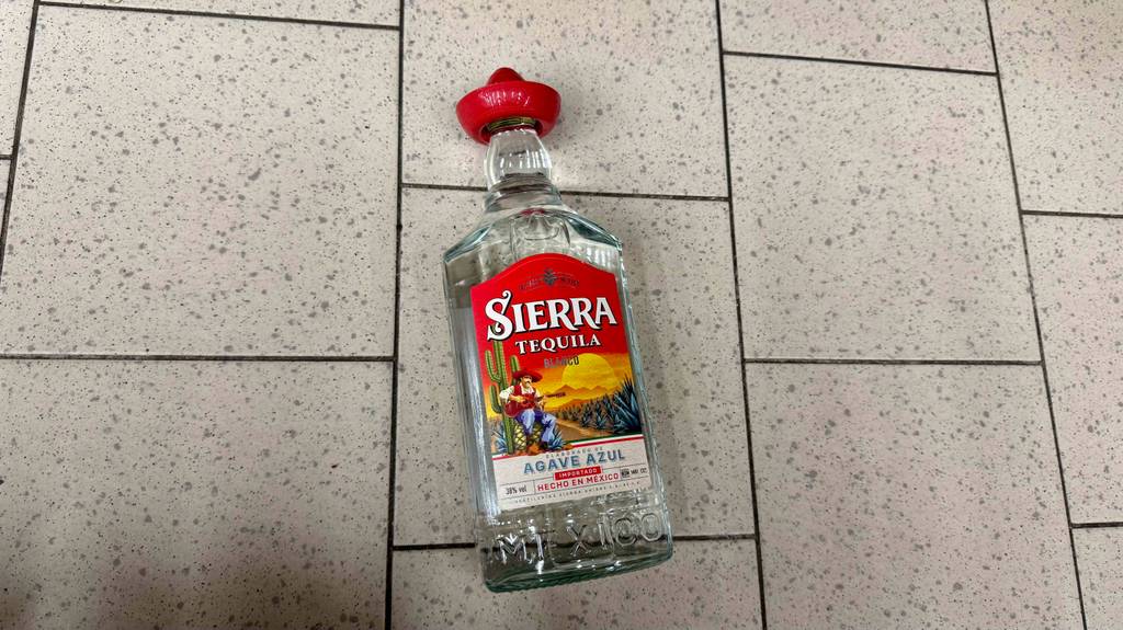 Getesteter Sierra-Tequila in der Flasche liegt auf dem Boden.