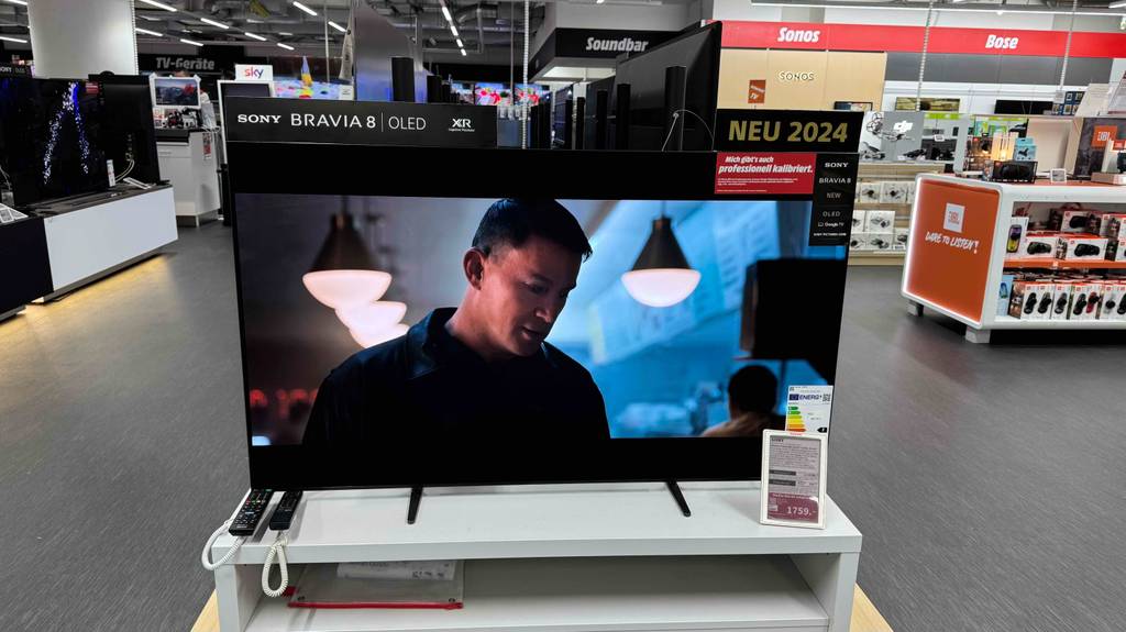 Ein eingeschalteter Sony-Fernseher mit 55 Zoll Größe befindet sich in einem Elektrohandel.