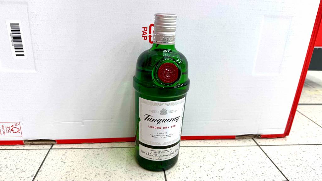 Tanqueray-Gin im Test: Eine grüne Flasche mit Schraubverschluss steht vor einem weißen Hintergrund.