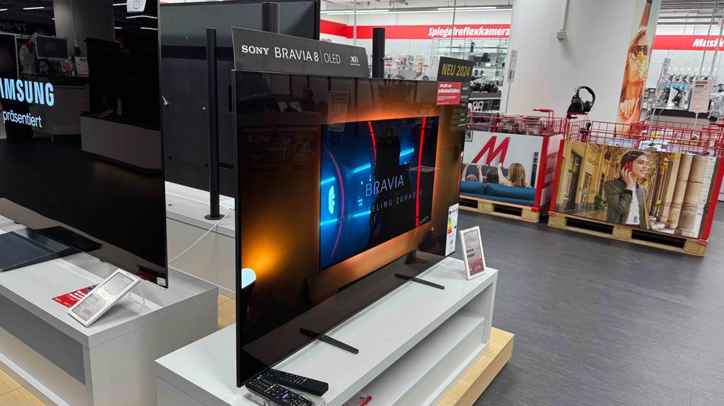 Ein getesteter Sony-Fernseher 55 Zoll, von der Seite betrachtet, steht auf einem Tisch im Geschäft.