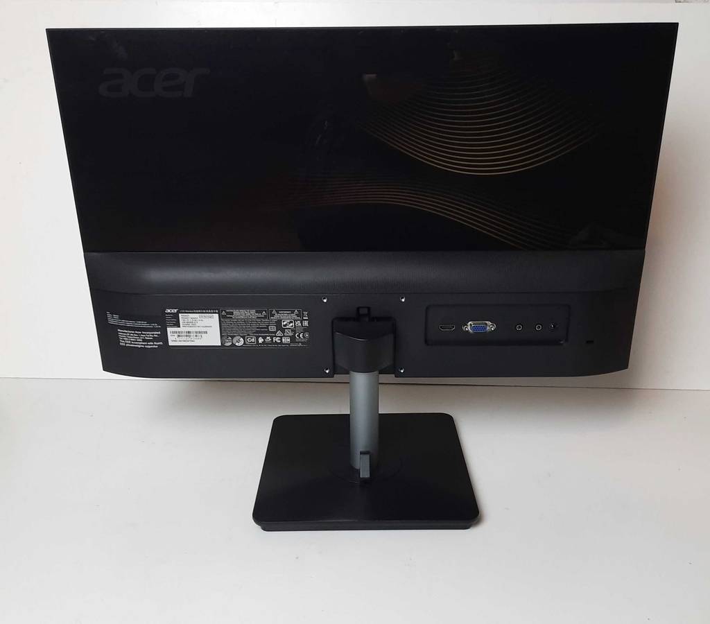 Ansicht von hinten auf einen schwarzen getesteten Acer Monitor mit 24-Zoll-Diagonale auf seinem Standfuß.