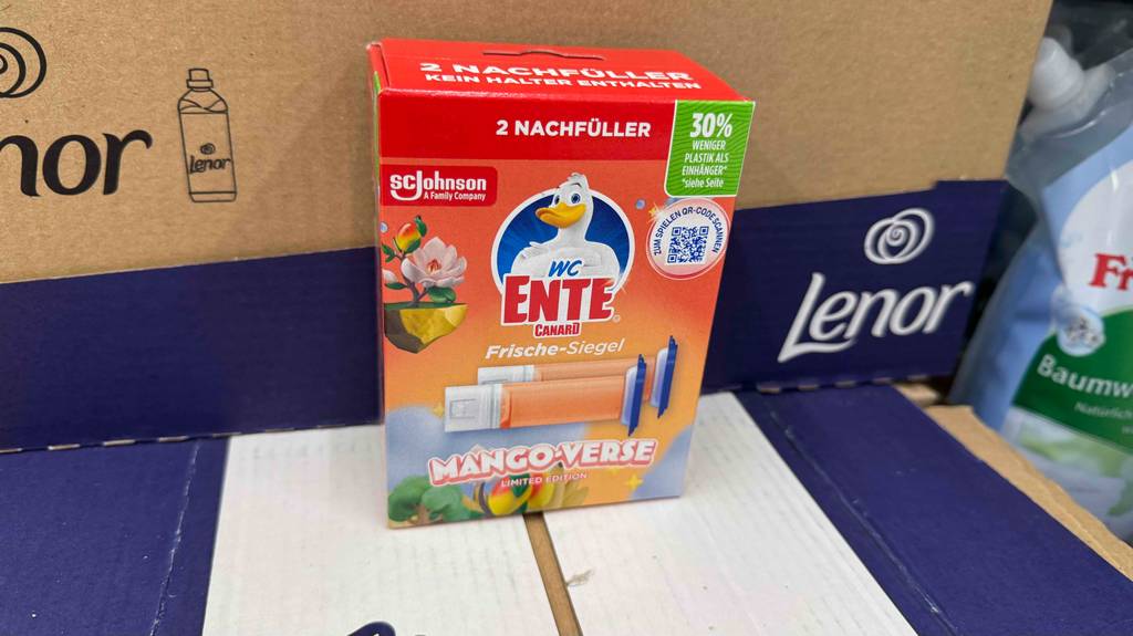 WC-Ente-Frische-Siegel Test: Eine Packung mit zwei Nachfüllern steht auf einem Lenor-Karton.