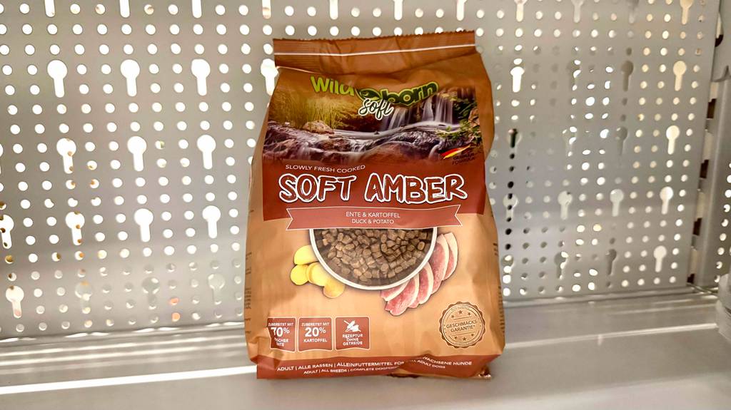 Wildborn-Hundefutter-Test: Eine braube Packung mit Trockenfutter steht auf einem Regal.
