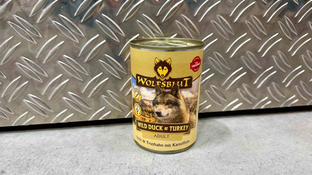 Getestetes Wolfsblut-Nassfutter in der Dose steht vor einem Verkaufsregal.