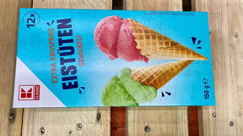 Eiswaffel im Test: ein weiß-türkis farbiger Kaufland-Eistüten-Karton liegt auf einer Holzfläche.