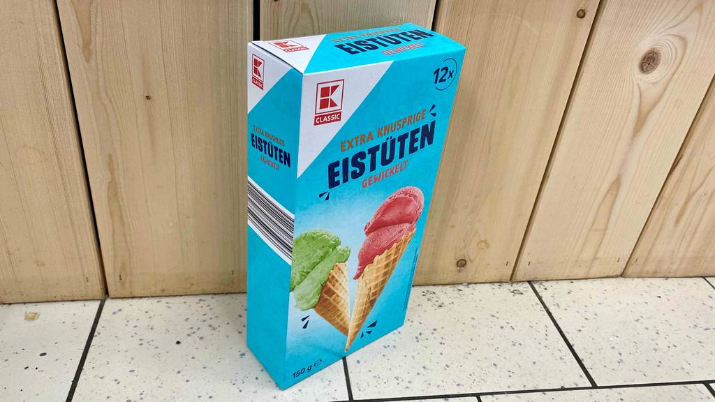 Eiswaffeln im Test: eine weiß-türkis farbige Kaufland-Eistüten-Verpackung steht vor einer Holzwand.