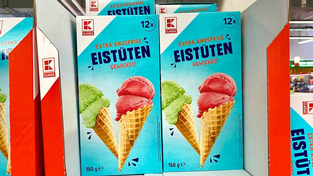 Eiswaffel-Test: mehrere weiß-türkis farbige Kaufland-Eistüten-Verpackungen stehen nebeneinander auf einem Verkaufsregal.