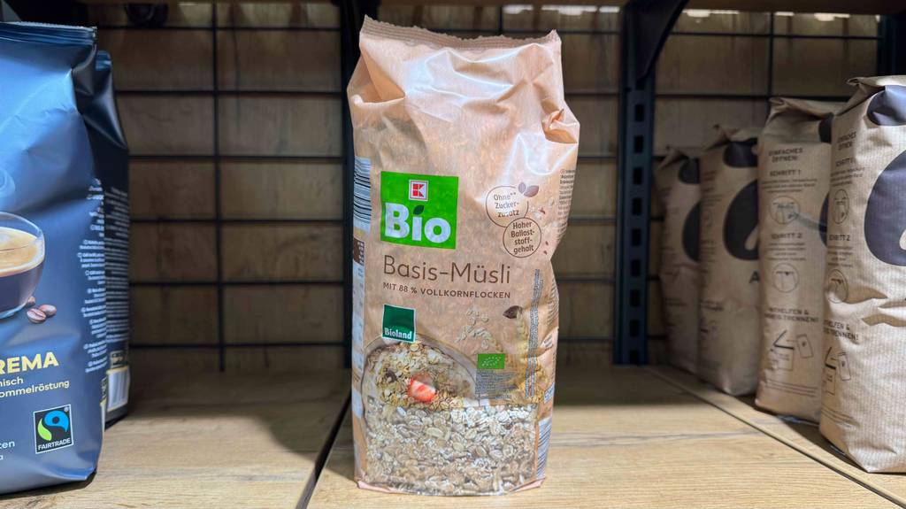 Bio-Müsli im Test: Eine 750-g-Packung mit Sichtfenster steht zwischen anderen Lebensmitteln auf einem Verkaufsregal.