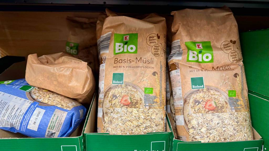 Getestet: Bio-Müsli in 750-g-Packungen mit Sichtfenstern befindet sich in einem Verkaufsregal.