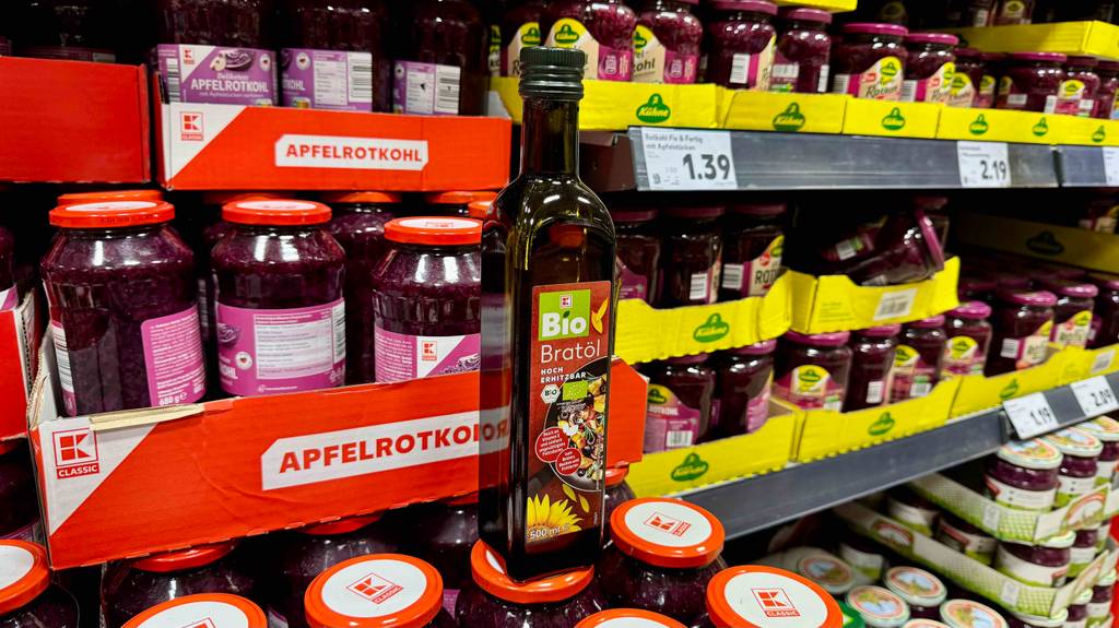 Bio-Bratöl-Test: Blick von schräg vorn auf eine Flasche, die vor einem Rotkohl-Regal steht.