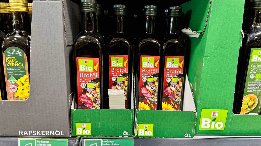 Bio-Bratöl im Test: Mehrere Flaschen stehen zwischen anderen Ölsorten in einem Regal.