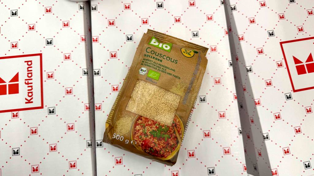 Eine Packung getesteter Couscous liegt auf Kartons.