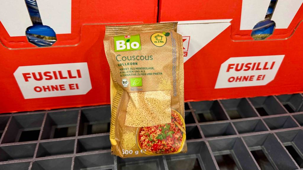 Eine Packung Couscous steht zum Testen vor Nudelkartons.