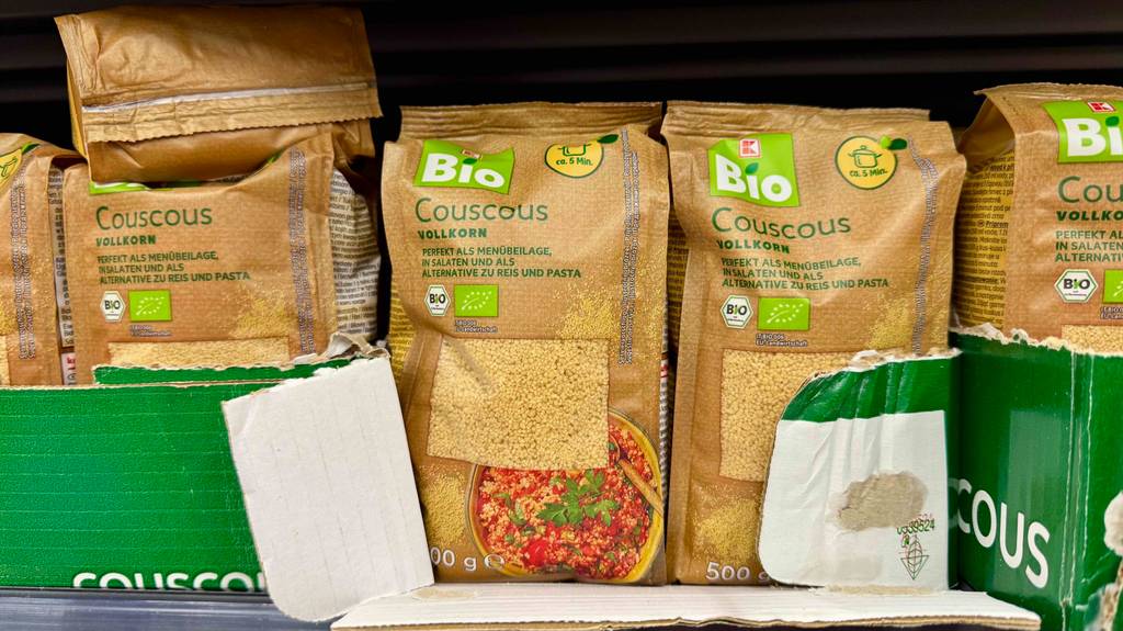 Couscous im Test: Mehrere Packungen stehen neben- und hintereinander in einem Regal.