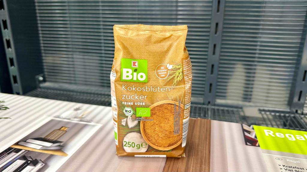 Kokosblütenzucker im Test in der 250-g-Packung steht auf einem Regal im Geschäft.