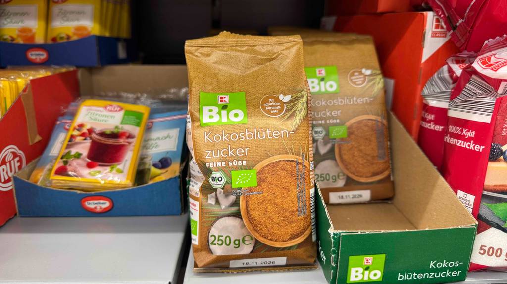 Getestet: Kokosblütenzucker in der 250-g-Packung steht auf einem Regal neben anderen Zuckersorten.