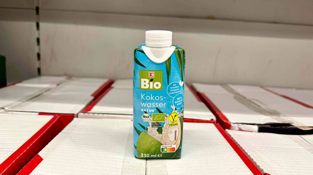 Im Test: Bio-Kokoswasser im Tetrapak mit Schraubverschluss steht auf einem weißen Karton.