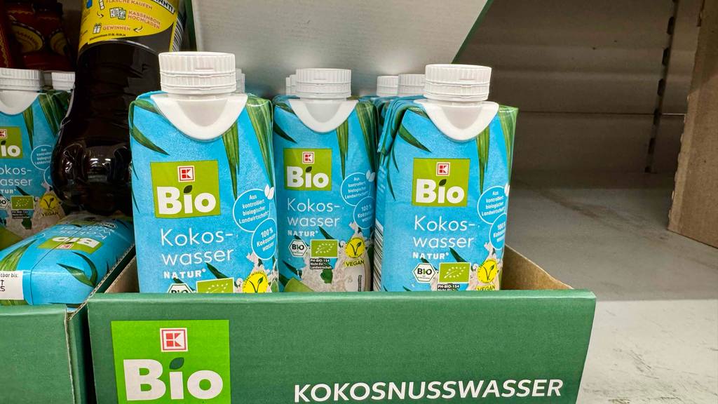 Getestet: Bio-Kokoswasser in Tetrapaks mit Schraubverschlüssen steht auf einem Verkaufsregal im Kaufland-Supermarkt.