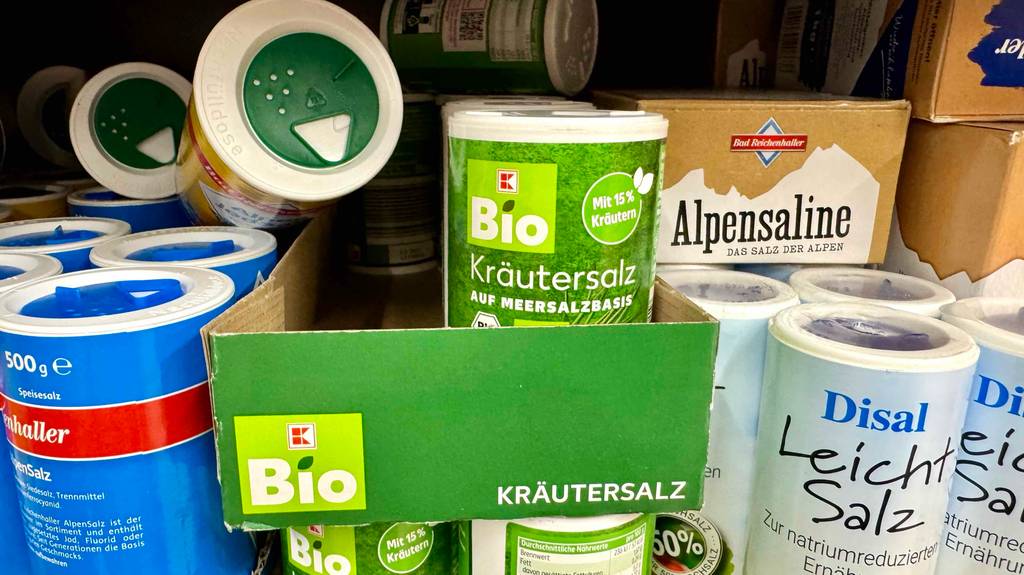 Kräutersalz im Test steht in einem Karton zwischen Salzprodukten auf einem Verkaufsregal.