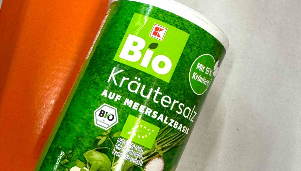 Detailansicht der Dose mit getestetem Kräutersalz auf Meersalzbasis.
