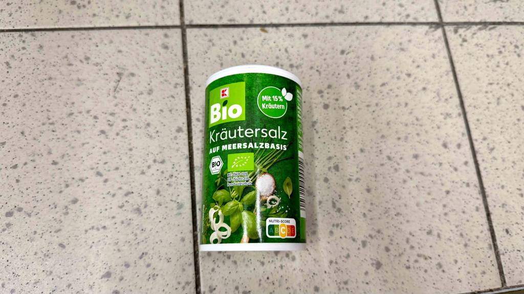 Eine Dose mit getestetem Kräutersalz liegt auf einem Fliesenbelag.