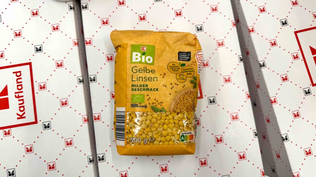 Linsen-Test: Eine Packung liegt auf Kartons.