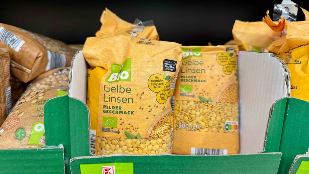Linsen im Test: Mehrere Packungen der Sorte gelb stehen in einem Regal.
