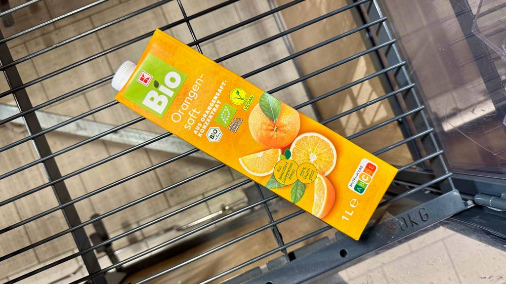 Bio-Orangensaft im Test liegt in seinem Tetrapak in einem Einkaufskorb.