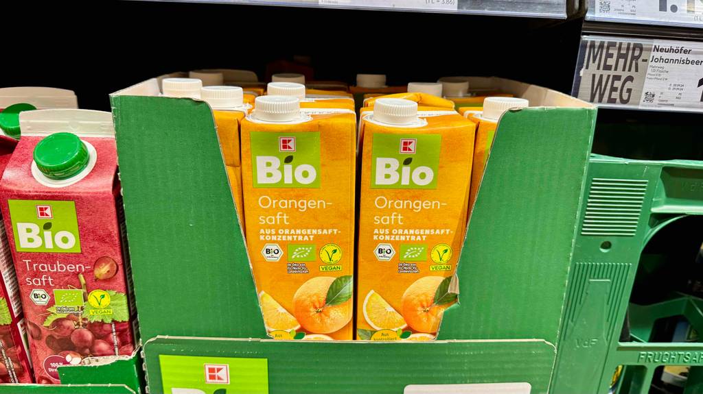 Getesteter Bio-Orangensaft in Tetrapaks steht in einem Einkaufsladen im Regal.