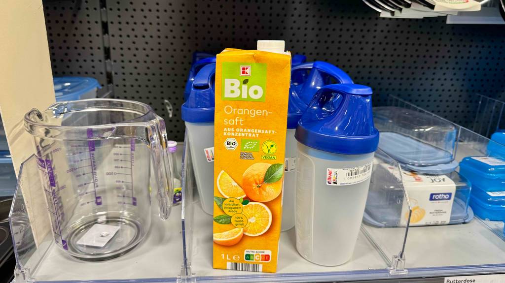 Getestet: Bio-Orangensaft im Tetrapak steht auf einem Regal zwischen Frischhaltedosen.