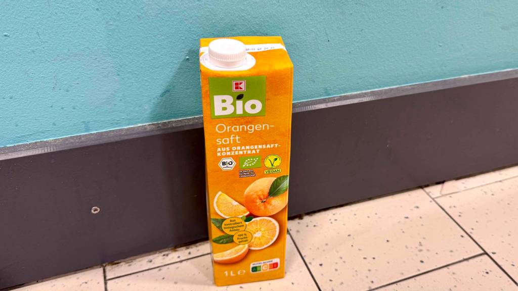 Ein Tetrapak mit getestetem Bio-Orangensaft steht auf dem Boden.