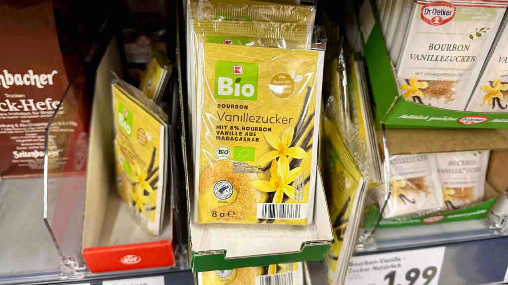 Mehrere 8-g-Packungen mit Vanillezucker im Test stehen sortiert im Zuckerregal eines Supermarktes.