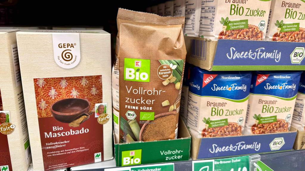 Vollrohrzucker im Test: Eine Packung steht zwischen anderen Produkten in einem Regal.