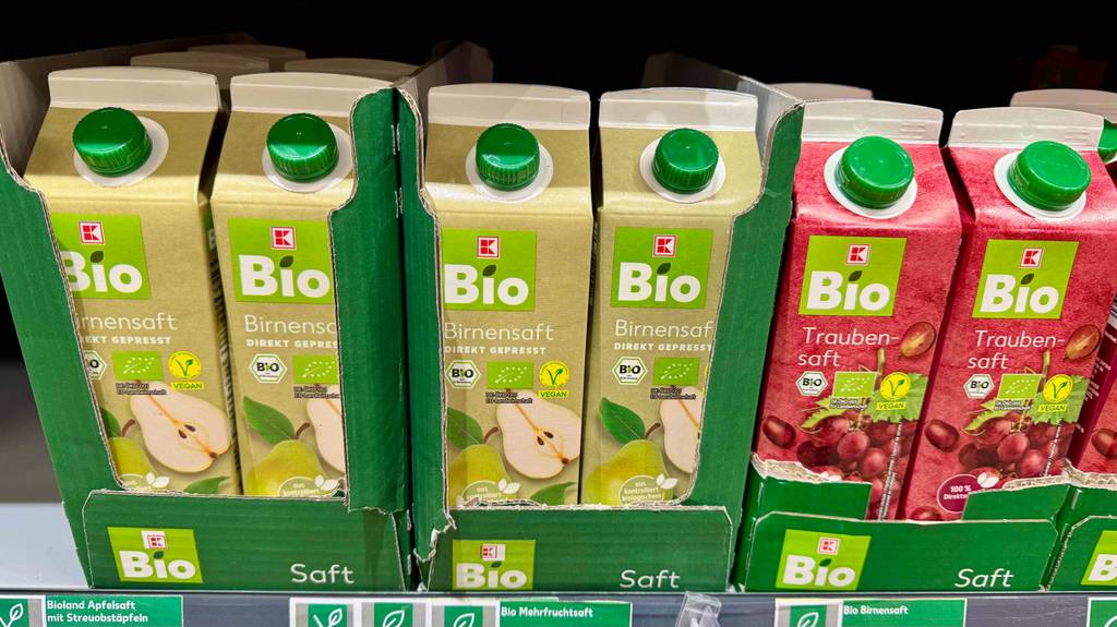 Getestet: Birnensaft im Tetrapak steht neben weiteren Fruchtsäften im Verkaufsregal.