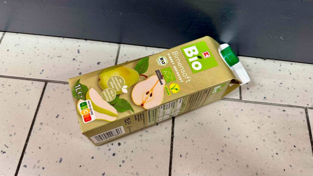 Im Test: Birnensaft im Tetrapak liegt auf dem Boden.
