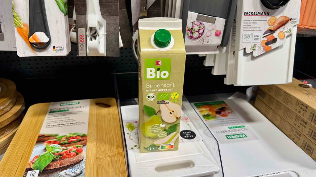 Getestet: Ein Birnensaft im Tetrapak steht inmitten von Küchenutensilien auf einem Regal.