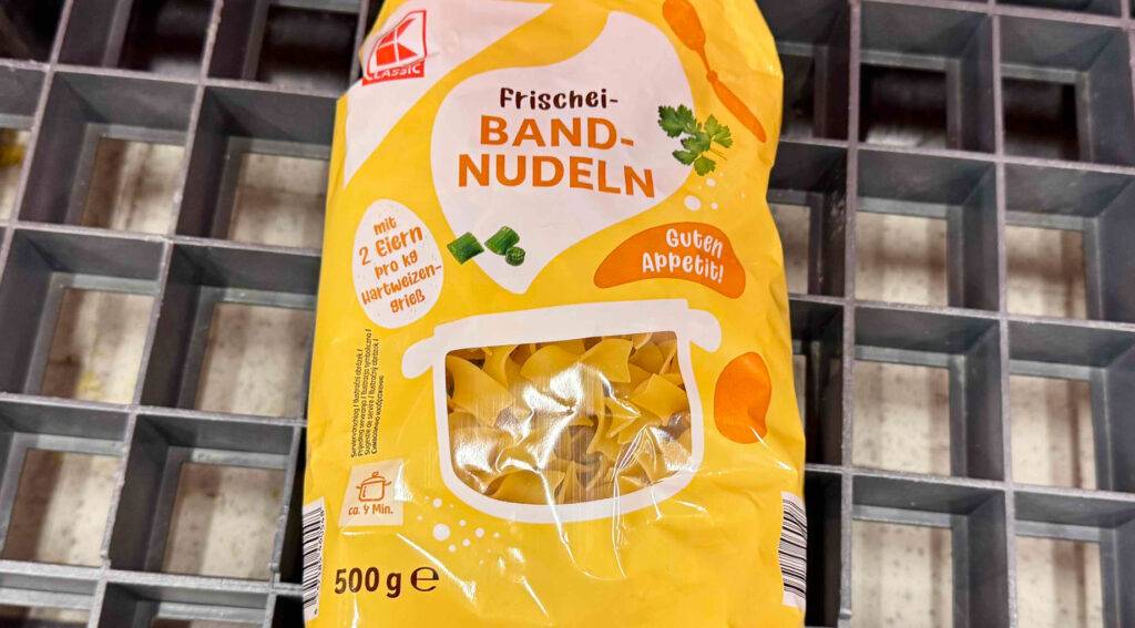 In einer gelben 500-g-Packung befinden sich getestete Bandnudeln der Marke Kaufland.