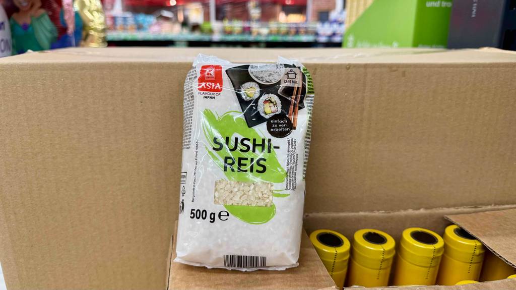 Sushi-Reis im Test: Eine 500-g-Packung mit Sichtfenster steht vor einem braunen Karton.