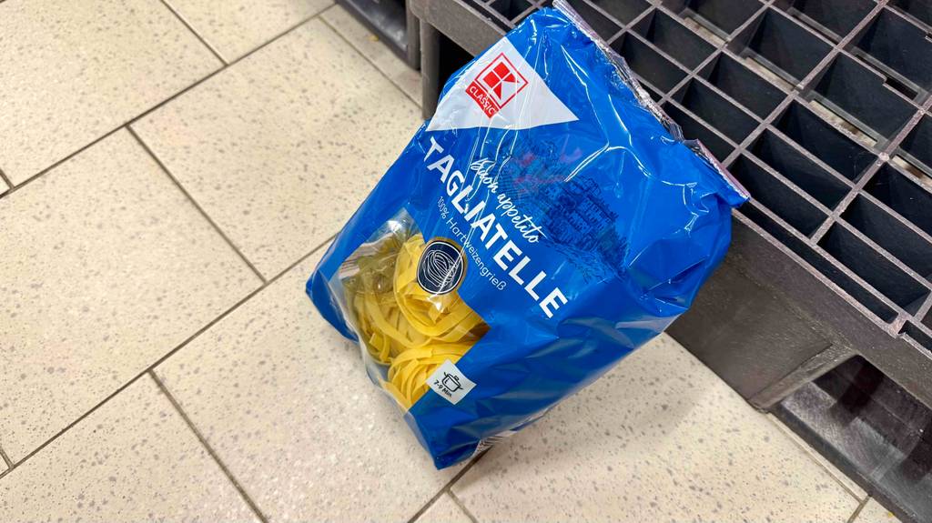 Tagliatelle-Test: Eine Packung getrockneter Nudeln steht vor einem leeren Getränkekasten.